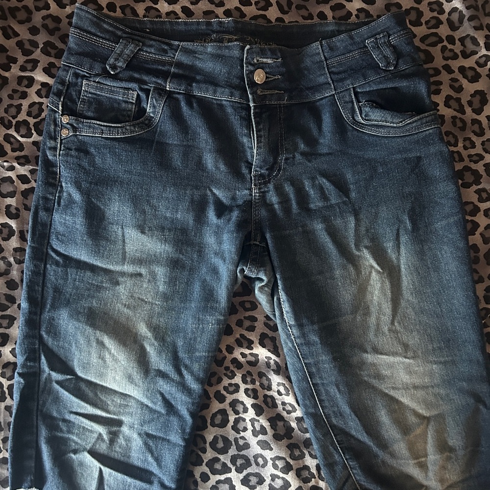 5ive Vintage Low Rise Distressed Capris.